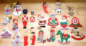 21 Vintage Weihnachtsschmuck flach Holz handbemalt doppelseitig 70er Jahre - Bild 1 von 8