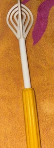 Vintage Gold Kunststoff Griff Dressings Teig EIERSCHLÄGER Schneebesen für Küche - Bild 1 von 5