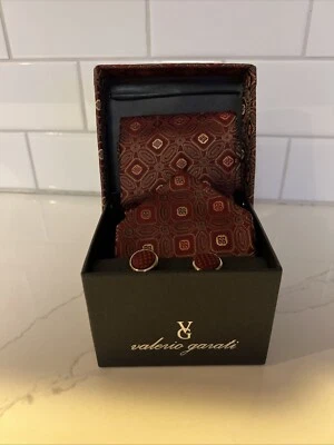 Juego de corbata, pañuelo y gemelos Valerio Garati 100 % seda tejida en caja oro vino Foto 1 de 4