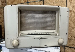 Radio d'epoca a valvole in bachelite Wards modello aereo 64WG-1511 AM (2F) si accende - Foto 1 di 14