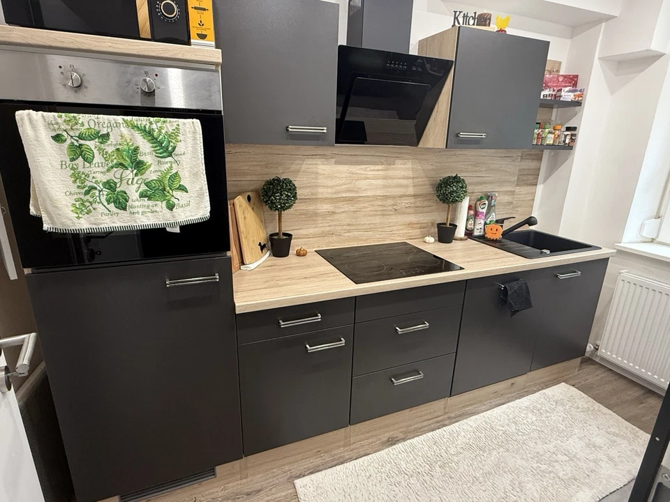 Moderne Küchenzeile mit elektrogeräten in guten Zustand - Bild 1 von 4