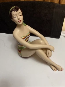 Figura de belleza de baño en traje de baño a rayas - Imagen 1 de 12