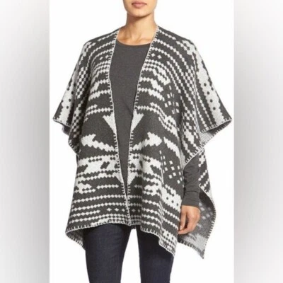 Cárdigan estilo poncho jacquard blanco + manta Warren gris estampado talla única $448 Foto 1 de 4