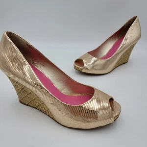 LILLY PULITZER Gold Resort Chic Peep Toe Wedge Metallic Reptile Pumps US 8.5 - Picture 1 of 9