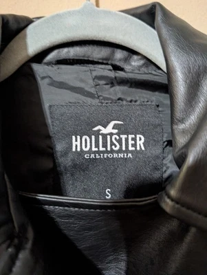 Chaqueta de moto Hollister para mujer de cuero sintético negra - talla S - con cinturón - cremallera frontal Foto 1 de 4