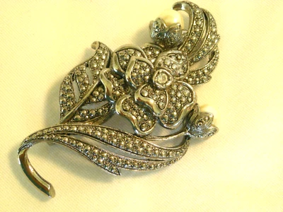 Broche/pino K. J. L. para AVON assinado pistola de spray floral cor metal pérola falsa - Imagem 1 de 4