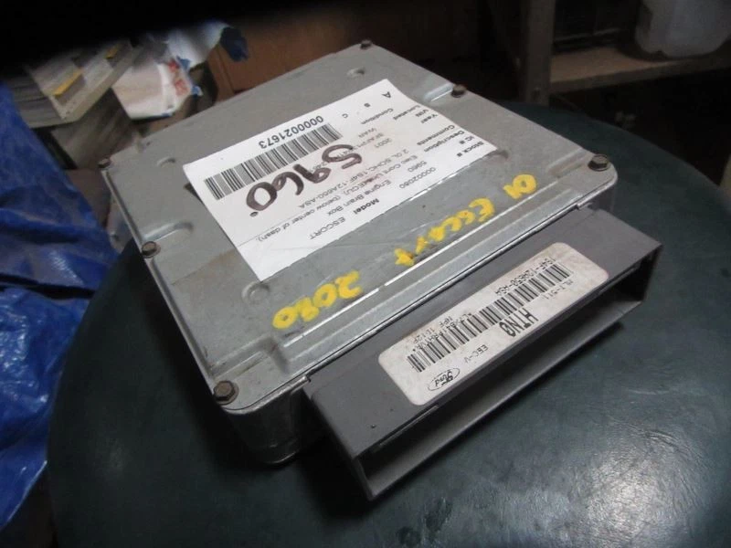 Módulo de control electrónico ECM del motor debajo del tablero central se adapta a 01 ESCORT 55574 Foto 1 de 4