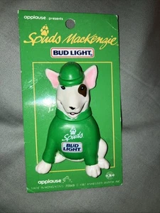 VINTAGE 1987 SPUDS MACKENZIE BUD LIGHT ST. PATRICK'S DAY BUDWEISER BIER PVC ANSTECKNADEL - Bild 1 von 2