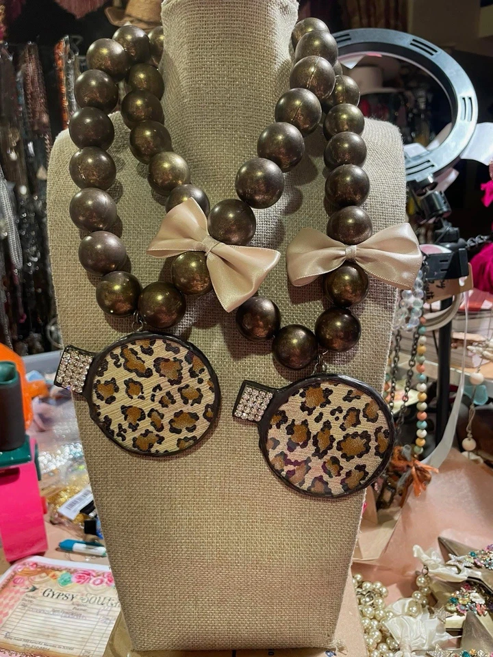 Collar con adorno de vidrio de leopardo sur gitano Foto 1 de 1