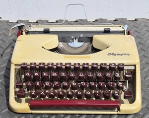 Máquina de escribir portátil Olympia Werke AG Wilhelmshaven de colección hecha en Alemania Occidental - Imagen 1 de 11