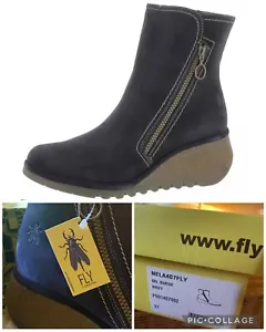 Stivaletti FLY London NELA Navy scamosciati ad olio Nela407fly taglia 37/6 6,5 NUOVI con scatola - Foto 1 di 12