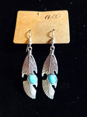 NOVO - Brincos pendurados de penas em tom de prata com turquesa falsa - Imagem 1 de 3
