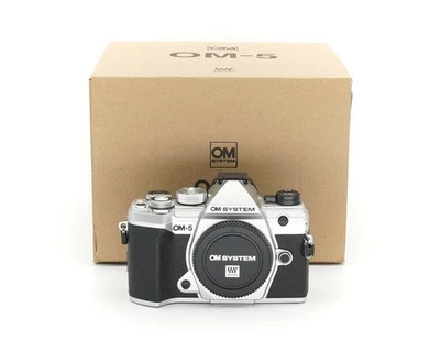OM SYSTEM OM-5 Gehäuse silber Topzustand #42299** - Bild 1 von 3