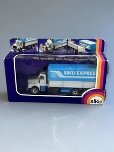 Camión Volvo siku 2517 con plataforma embalaje original - Imagen 1 de 3
