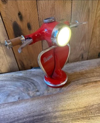Lampada da tavolo scooter stile Vespa edizione limitata. Basato sull'epoca mod anni 60. - Immagine 1 di 4