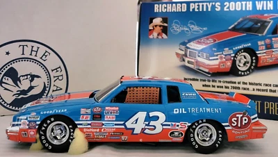 Franklin Mint 1:24 Richard Petty 1984 Pontiac Grand Prix 200 Wins Diecast NEW - Image 1 of 4