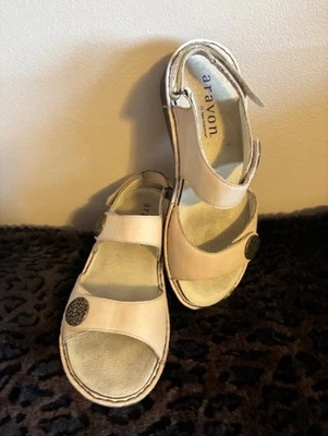 Sandalia Aravon by New Balance COMFORT, cuero marfil para mujer 7B. Foto 1 de 4