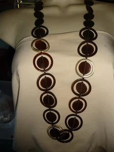 COLLAR 17"" L MARRÓN LUCITE CÍRCULOS Y PUNTOS CON CÍRCULOS TONO DORADO #6/16 - Imagen 1 de 4