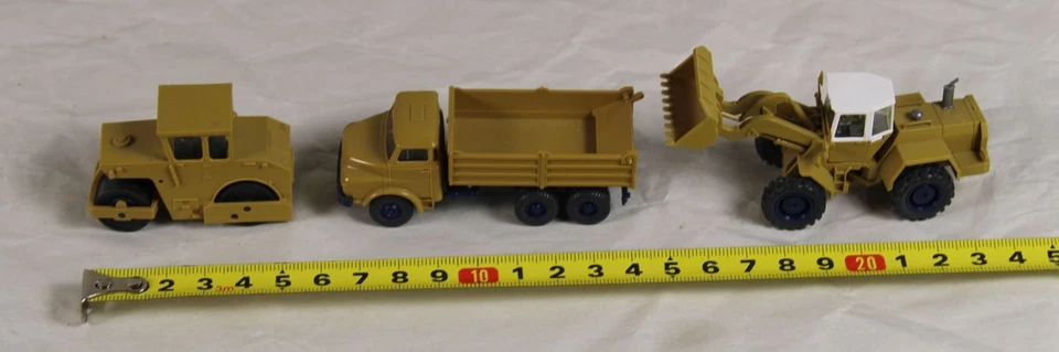 B10/ Wiking 3 Veicoli Edili Vintage - Mercedes Kipper Rullo Pala Gommata /312 - Immagine 1 di 4