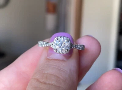 Anillo de compromiso de diamantes Foto 1 de 4