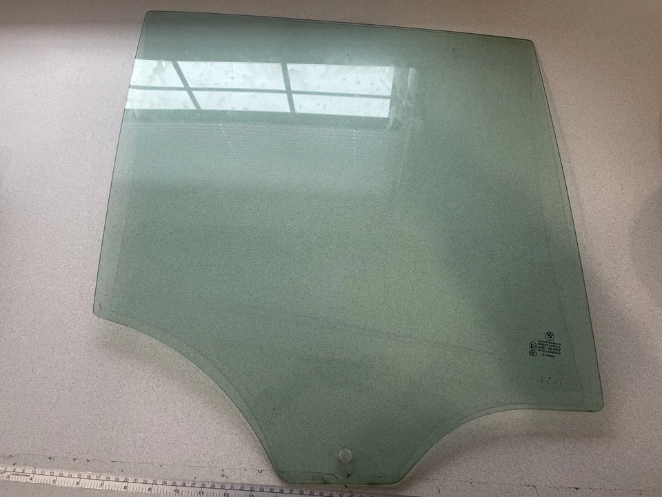 BMW X3 3.0Si E83LCI 2006-2010 ~ cristal de la ventana trasera derecha ~ 51333332312 ~ pieza OEM Foto 1 de 2