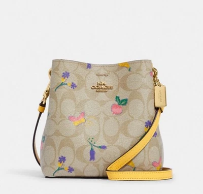 Сумка-ведро Coach Mini Town - холщовая с фирменным принтом Dreamy Veggie - Изображение 1 из 4