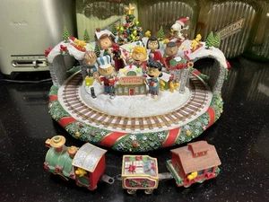 The Danbury Mint - Snoopy Peanuts Christmas Wonderland Train W/ Electric Lights - Picture 1 of 8