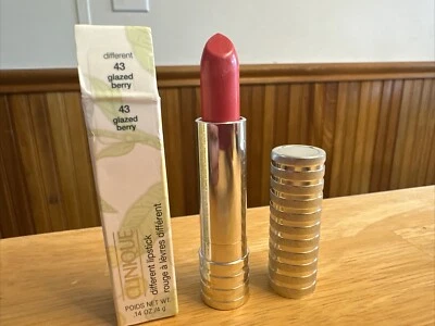 Lápiz labial CLINIQUE DIFFERENT 43 BAYAS ESMALTADAS nuevo en caja Foto 1 de 4