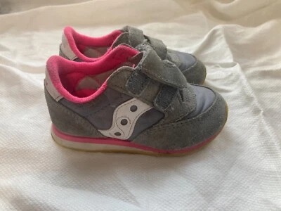 Zapatilla deportiva Saucony Baby Jazz para niñas, gris/rosa, talla 5,5 usada Foto 1 de 4