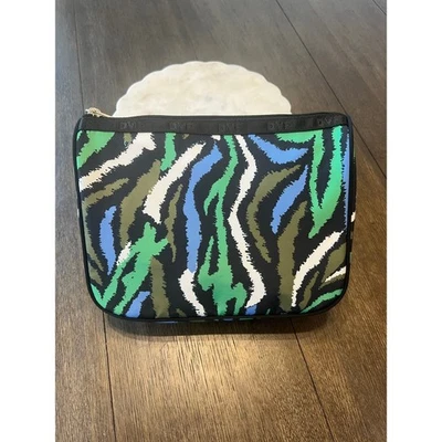 Bolsa de cosméticos DVF Diane Von Furstenberg con estampado de cebra verde azul negro Foto 1 de 4
