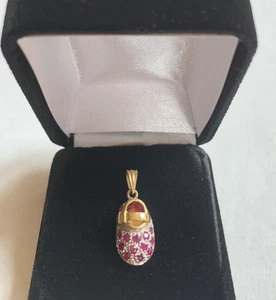14k Yellow Gold 0.55 Ct Rd Ruby Baby Shoe Charm Pendant NEW - Picture 1 of 10