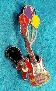 GUITARRA ROJA GRANATE OSO DE PELUCHE GUARDIAS CUMPLEAÑOS CASINO LONDRES Hard Rock Café PIN - Imagen 1 de 1
