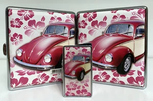 VW Set Feuerzeug Zigarettenetui rosa Auto Geschenk Käfer Brezel Buch - Picture 1 of 3