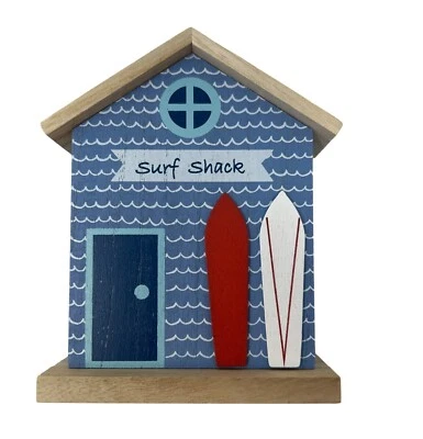 Casa cabaña de surf decorativa de madera con tabla de surf y detalles de olas Foto 1 de 4