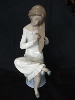 Girl Combing Hair # 0282 figurine by Nao of Lladro - retired - image 1 of 4