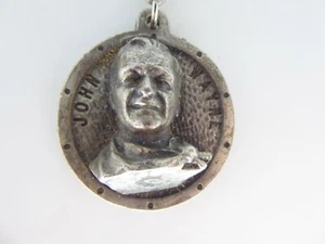 JOLI / NICE Porte-Clés  Key Ring - JOHN WAYNE - RELIEF - WESTERN - COWBOY - TOP - Picture 1 of 7