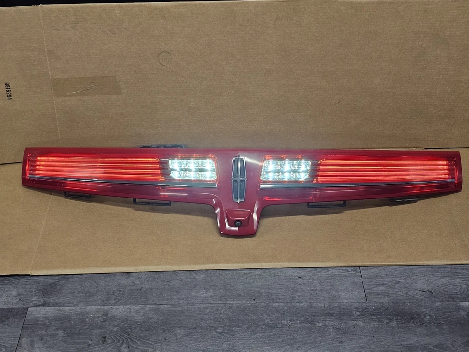 10-19 Lincoln MKT Center Mounted Tail Light Lamp Bar Backup Camera Assembly OEM - Image 1 of 4