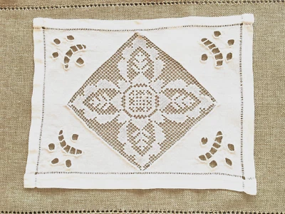 Napperon ancien brodé main sur fil de lin, insertion filet, jours - 30 x 23 cm - Photo 1/3