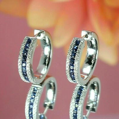 Pendientes de aro Huggie de diamantes de zafiro azul simulado de 2 quilates de oro blanco de 9 quilates regalo Foto 1 de 4