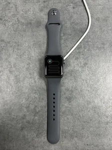 Apple Watch Series 3 38MM Space Grey Case - Czarny pasek sportowy (GPS) - Uszkodzony - Zdjęcie 1 z 6
