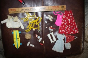 Accesorios para muñecas Barbie vintage perchas para el cabello zapatos botas espejo maquillaje - Imagen 1 de 9