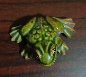 Vintage unbranded Geen Frog Miniature Figurine Ceramic 1" long - super cute - Picture 1 of 9