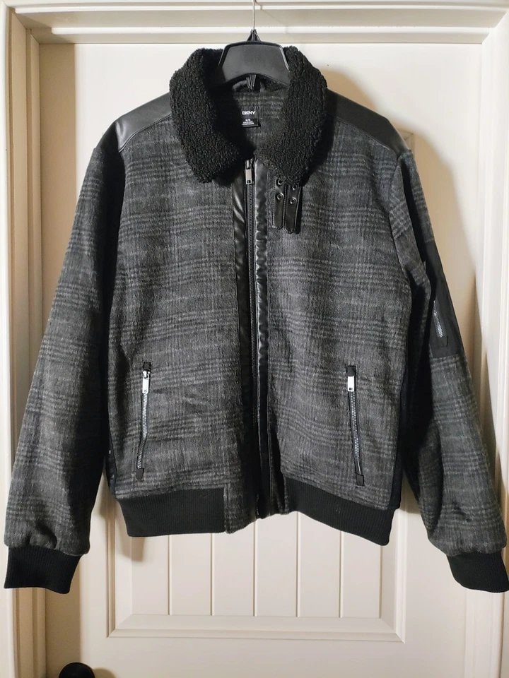 Chaqueta de bombardero DKNY para hombre a cuadros ultra resbaladiza talla M irregular Foto 1 de 4