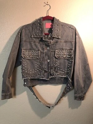 Chaqueta de mezclilla con tachuelas azul claro AKIRA para mujer SUPER LINDA  Foto 1 de 4