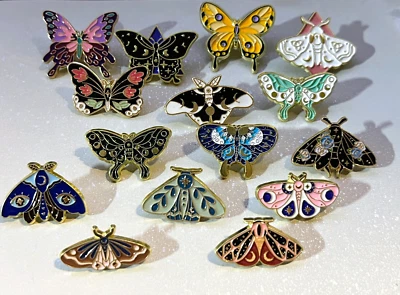Colección de prendedores esmaltados de polilla y mariposa - coloridos inspirados en la naturaleza cósmica Foto 1 de 4
