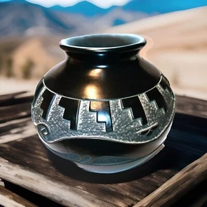 Native American Black Glazed   Pottery Vase By Kinlicheni (Hanna Jay) Navajo - Picture 1 of 4