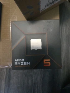 Procesor AMD Ryzen 5 7600X (Zen 4) 6-rdzeniowy 4,7 GHz AM5 105W Desktop CPU - Zdjęcie 1 z 3