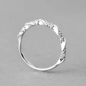 Banda de boda apilable de diamantes blanca de corte redondo creada en laboratorio de 0,10 quilates oro blanco 14 K - Imagen 1 de 4