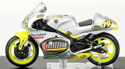Yamaha YZR250 Olivier Jacque 2000 Scala 1:24 Modellino classe 250 Numero 19 - Immagine 1 di 4