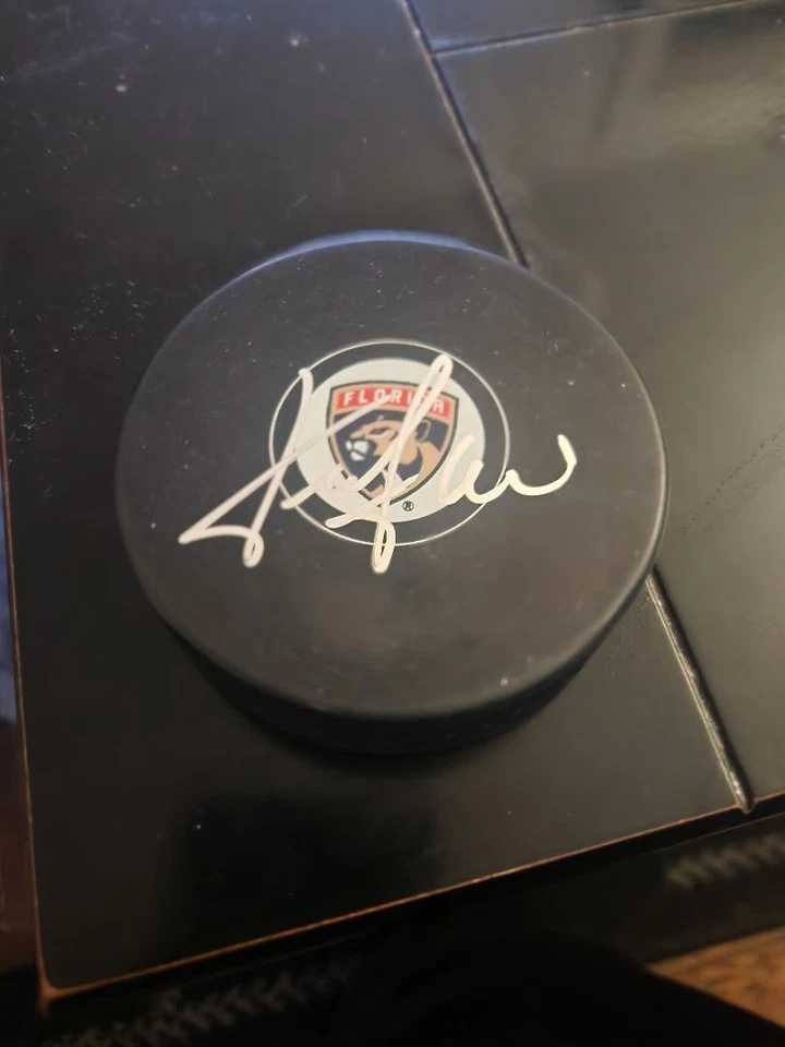 Шайба с автографом Даниила Тарасова из Florida Panthers - Изображение 1 из 1
